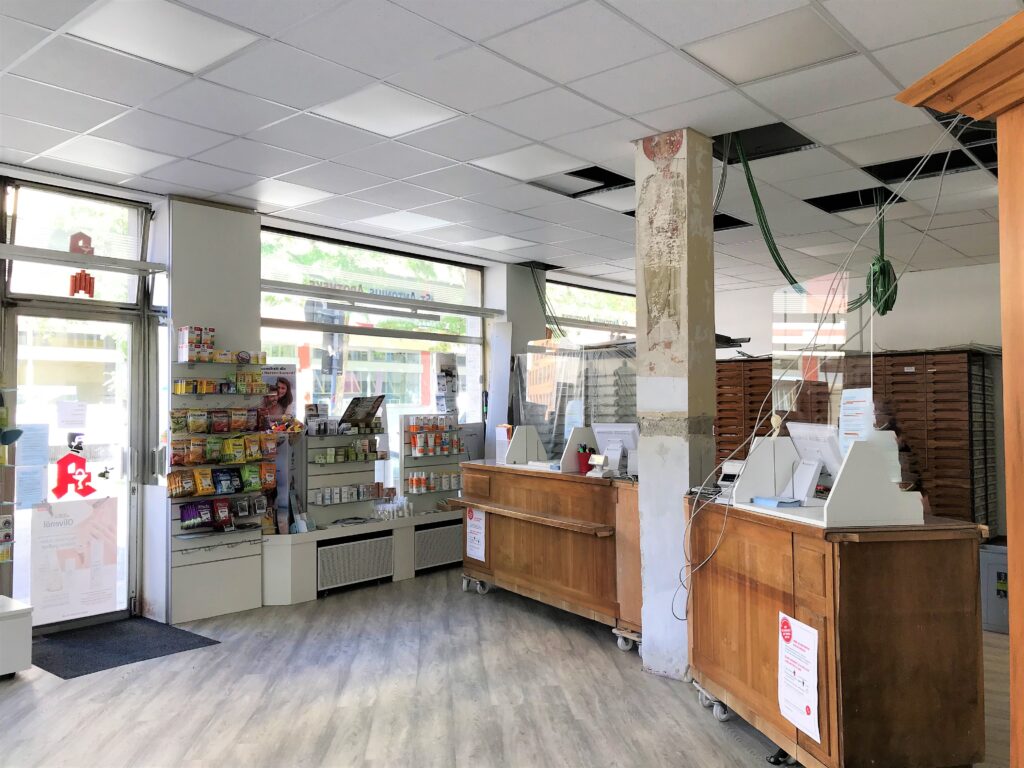 施工中的聖安東尼藥房仍照常營業,柱子上有聖安東尼像的斑駁壁畫守護