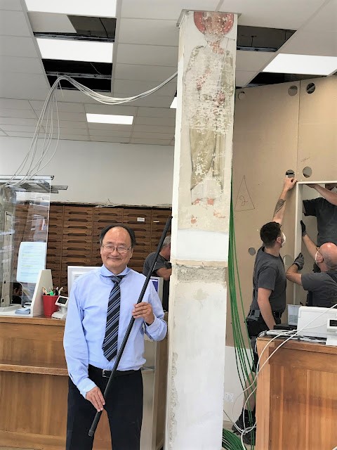 陳諦與柱子上聖安東尼像的斑駁壁畫