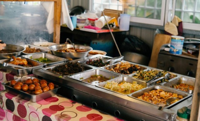 （頻繁外食營養不均衡-容易缺乏維他命A、C、E等抗氧化護眼營養素，導致乾眼症發生。圖片來源：shutterstock）