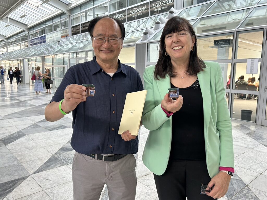 我與癌症研究領域的先驅教授Adriana Albini ,於2024年7月在德國歐洲自然療法大會 我與癌症研究領域的先驅教授Adriana Albini ,於2024年7月在德國歐洲自然療法大會