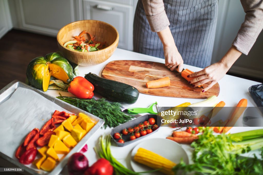 懷孕及哺乳期女性、素食者、老年族群，以及長期使用排便劑或利尿劑者，對硒的需求量相對較高